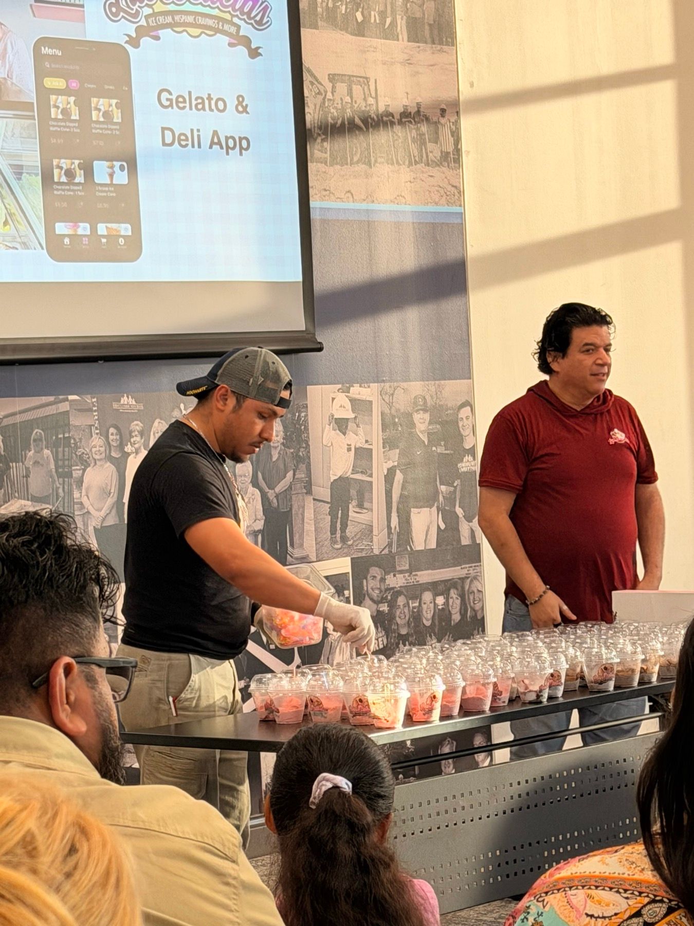 El equipo de Las Delicias presentando vasos de postre durante una visita de grupo